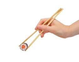 main avec baguettes prise maki rouleau, Japon Sushi avec saumon, isolé sur blanc photo