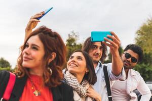 groupe de multiculturel meilleur copains prendre une selfie avec intelligent Téléphone (s en plein air photo