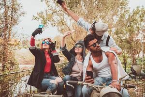 groupe de meilleur copains prendre une selfie équitation une ancien moto avec side-car photo