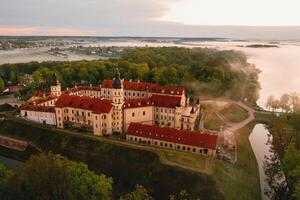 nesvizh Château est une Résidentiel Château de le radziwill famille dans Nesvizh, Biélorussie, avec une magnifique vue de au dessus à Aube photo