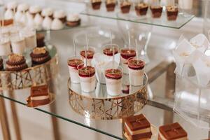 amande biscuits, sucré Gâteaux pour une mariage banquet. une délicieux réception, une luxueux cérémonie. table avec bonbons et desserts. délicieux coloré français desserts sur une assiette ou tableau. bonbons bar. photo