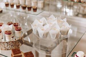 amande biscuits, sucré Gâteaux pour une mariage banquet. une délicieux réception, une luxueux cérémonie. table avec bonbons et desserts. délicieux coloré français desserts sur une assiette ou tableau. bonbons bar. photo