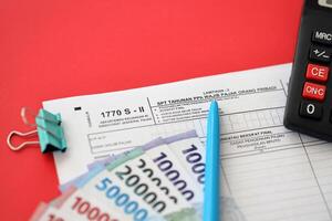 indonésien impôt forme 1770 s - 2 individuel le revenu impôt revenir et stylo sur table photo