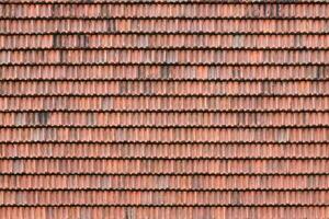 proche en haut de rouge terre cuite toit zona avec certains moisissure. Contexte texture de toiture Matériel photo