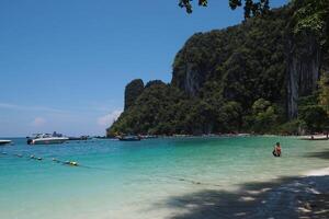 aérien panorama de la Thaïlande verdoyant, luxuriant tropical île, nationale parc île, avec bleu et bleu vert le mer, et des nuages brillant par lumière du soleil dans le Contexte. photo