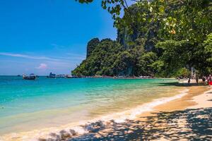 aérien panorama de la Thaïlande verdoyant, luxuriant tropical île, nationale parc île, avec bleu et bleu vert le mer, et des nuages brillant par lumière du soleil dans le Contexte. photo