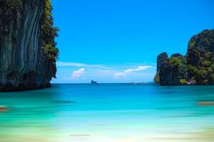 aérien panorama de la Thaïlande verdoyant, luxuriant tropical île, nationale parc île, avec bleu et bleu vert le mer, et des nuages brillant par lumière du soleil dans le Contexte. photo