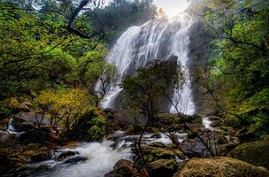 une magnifique cascade capturé dans longue exposition, Thaïlande. photo