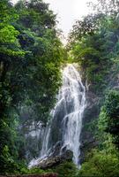 une magnifique cascade capturé dans longue exposition, Thaïlande. photo