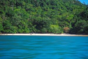 aérien panorama de la Thaïlande verdoyant, luxuriant tropical île, nationale parc île, avec bleu et bleu vert le mer, et des nuages brillant par lumière du soleil dans le Contexte. photo