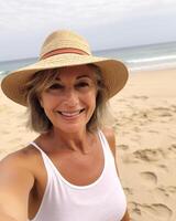 ai généré une femme portant une paille chapeau est souriant à le caméra sur une plage. concept de relaxation et bonheur, comme le femme est profiter sa temps en plein air dans une magnifique réglage photo