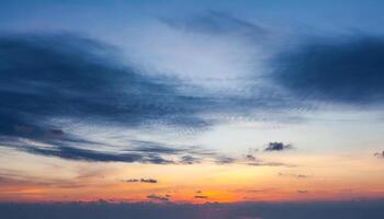 le coucher du soleil ciel avec spectaculaire des nuages photo