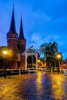 portoost est porte de delft à nuit. delft, Pays-Bas photo