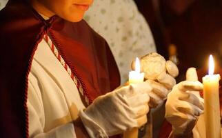 une enfant dans une saint la semaine procession photo