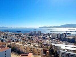 aérien la photographie de Gibraltar surplombant le méditerranéen photo