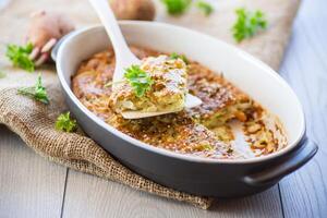 Patate casserole avec chou et épices dans une céramique forme photo