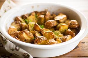 patates cuit avec sésame graines, herbes et épices dans le four photo