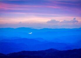 coucher de soleil dans les montagnes photo