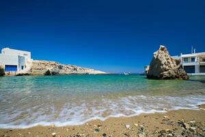 cristal clair bleu l'eau à mitakas village plage, milos île, Grèce. photo