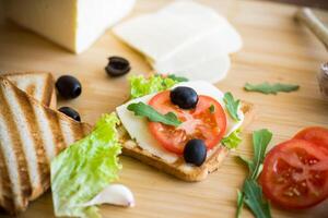 frit toasts avec mozzarella, salade et tomates avec herbes photo