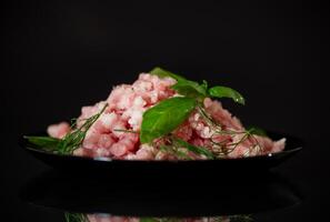 haché Frais haché porc Viande dans une assiette photo