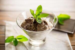 fait maison la glace crème avec pièces de râpé foncé Chocolat photo