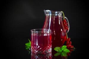 du froid rafraîchissant boisson de Frais été baies dans une carafe. photo