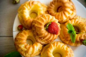 cuit sucré fromage blanc petits gâteaux avec Frais des fraises et menthe photo