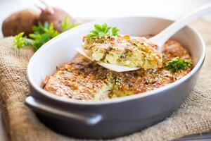 Patate casserole avec chou et épices dans une céramique forme photo