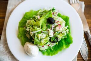 Frais été salade avec de bonne heure chou, concombres, des radis et autre des légumes dans une assiette photo