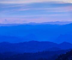 coucher de soleil dans les montagnes photo