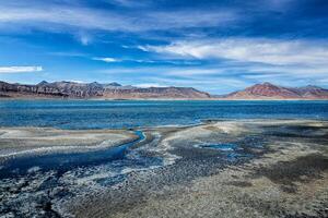 Montagne Lac tso car dans himalaya photo