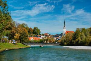 mal tolz pittoresque recours ville dans Bavière, Allemagne dans l'automne et isar rivière photo