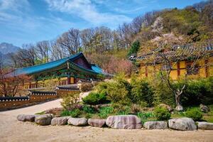 sinheungsa temple dans seoraksan nationale parc, Seoraksan, Sud Corée photo