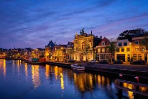 canal et Maisons dans le soir. Haarlem, Pays-Bas photo