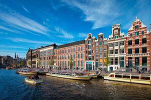 Amsterdam vue canal avec bateau, pont et vieux Maisons photo