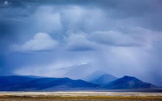 rassemblement orage dans himalaya montagnes photo