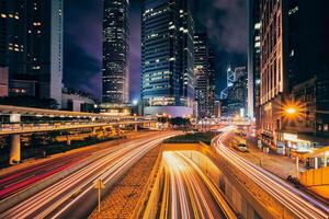 rue circulation dans Hong kong à nuit photo