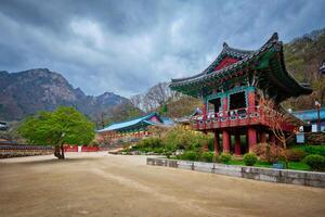 sinheungsa temple dans seoraksan nationale parc, Seoraksan, Sud Corée photo