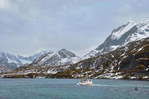 pêche navire dans fjord dans Norvège photo