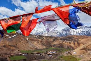 bouddhiste drapeaux dans ciel photo