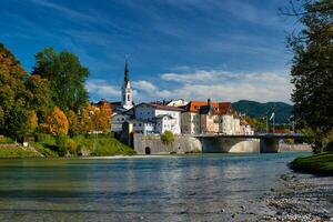 mal tolz pittoresque recours ville dans Bavière, Allemagne dans l'automne et isar rivière photo