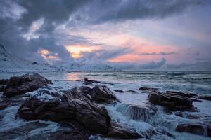 norvégien mer vagues sur rocheux côte de lofoten îles, Norvège photo