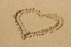 coeur dessiné sur le sable photo