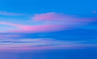 le coucher du soleil ciel avec spectaculaire des nuages photo