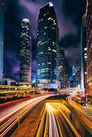 rue circulation dans Hong kong à nuit photo