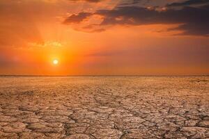 fissuré Terre sol le coucher du soleil paysage photo