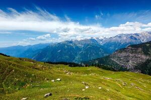 printemps dans kullu vallée dans himalaya montagnes. Himachal pradesh, Inde photo