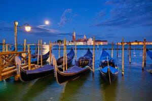 san Giorgio maggiore église avec plein lune. Venise, Italie photo
