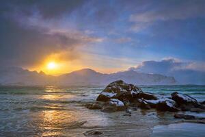 Skagsanden plage sur coucher de soleil, lofoten îles, Norvège photo